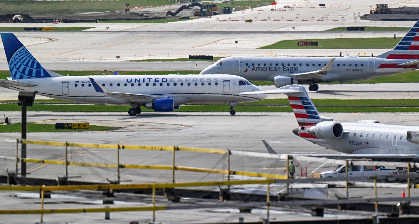 طائرات ليونايتد وأمريكان على مدرج مطار أوهير الدولي في شيكاغو