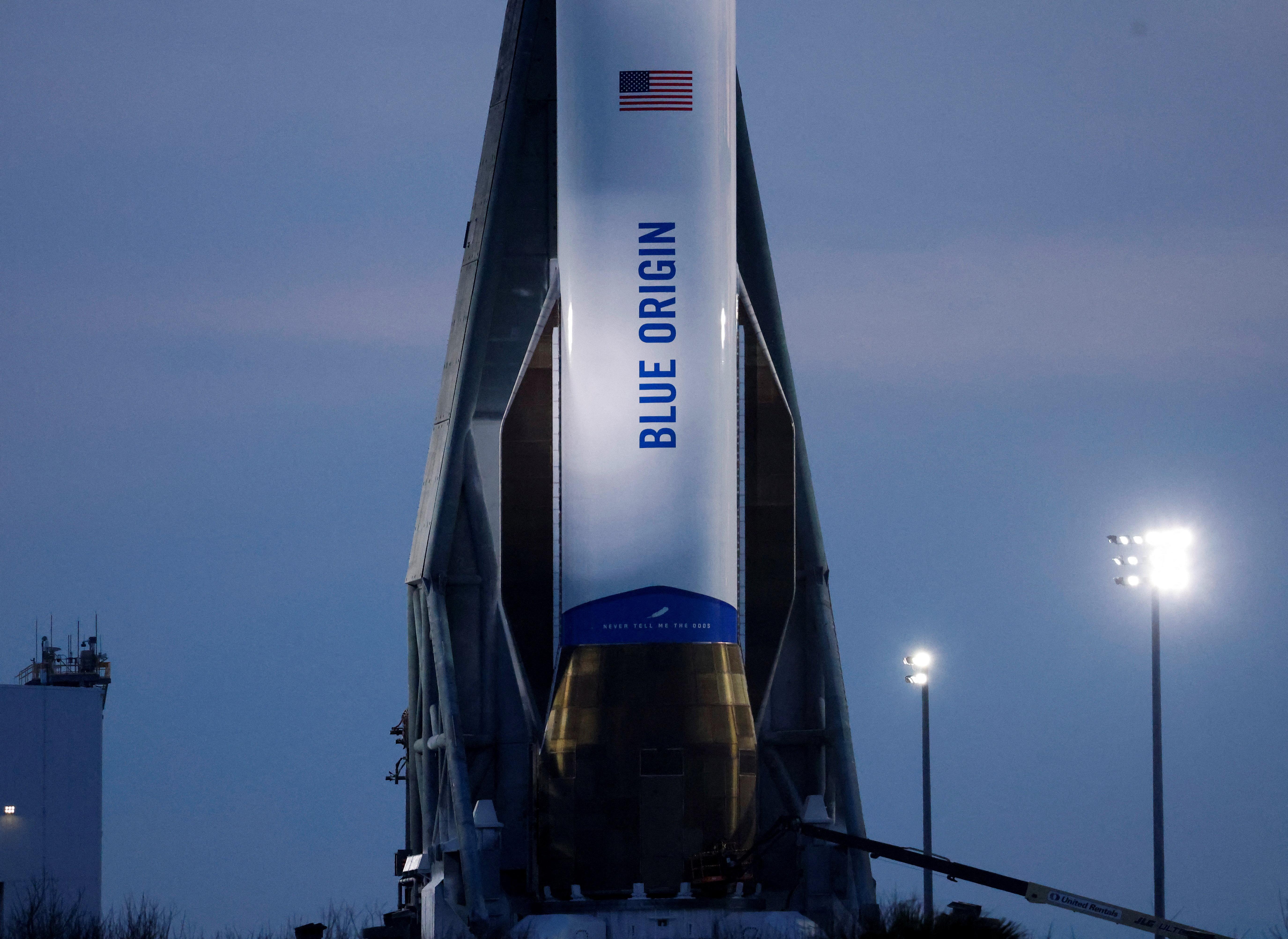 الصاروخ الكبير "نيو غلين" على منصة الإطلاق بمحطة كيب كانافيرال الفضائية في كيب كانافيرال بولاية فلوريدا الأمريكية (رويترز)