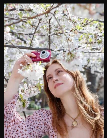 سونيا سايداكوفا  تستخدم كاميرا رقمية تقليدية