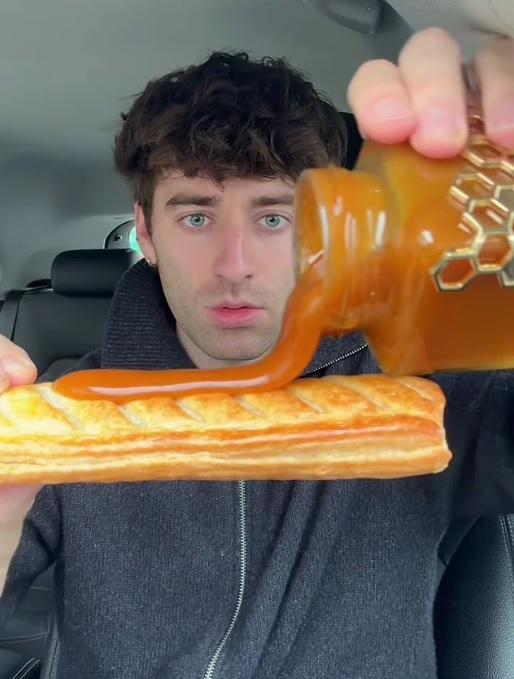 اليوتيوبر كارمي سيليتو يجرب المنتج على معجنات لاختبار مذاقه