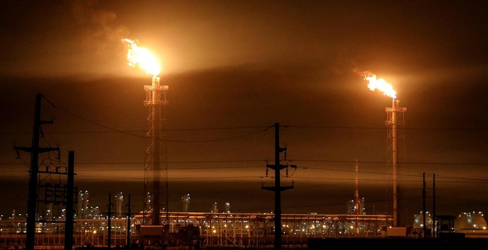 مشاعل الغاز في مصفاة نفط بالقرب من أهوار الحويزة في العراق على الحدود مع إيران (أ.ف.ب)