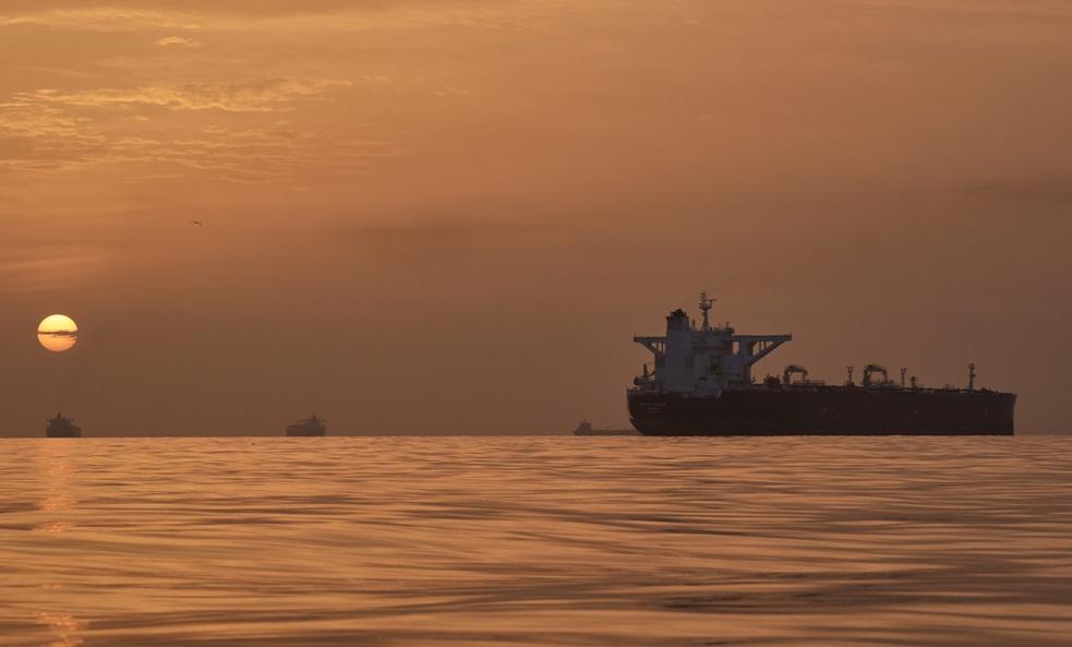 شروق الشمس خلف ناقلات نفط راسية قبالة سواحل جزيرة قشم، إيران (18 أبريل 2026 / أ.ب)