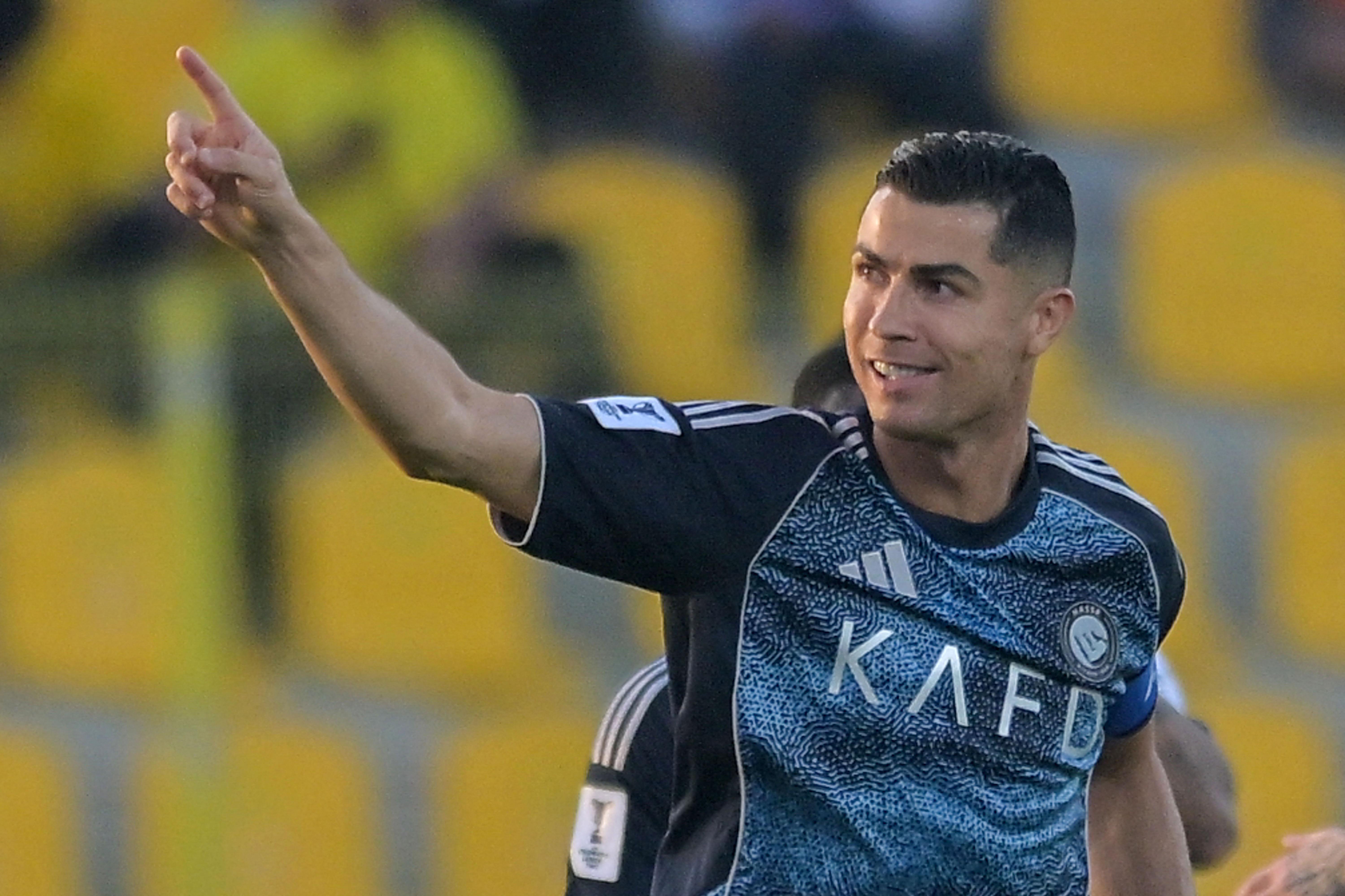 رونالدو يحتفل بهدفه الـ970