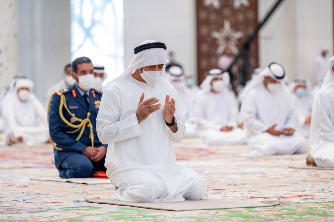 صلاة عيد الفطر في جامع الشيخ زايد الكبير بمدينة أبوظبي صلاة عيد الفطر في جامع الشيخ زايد الكبير بمدينة أبوظبي