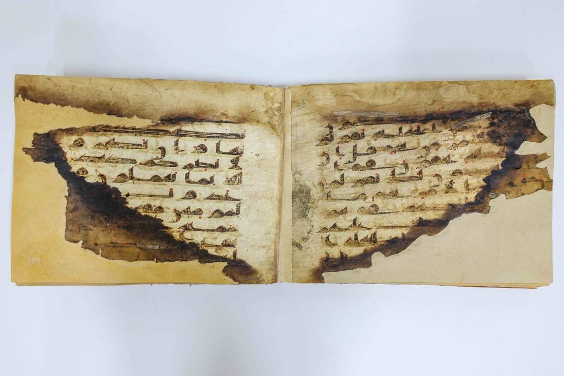سلطان يهدي مجمع القرآن 4 مخطوطات لمصاحف نادرة