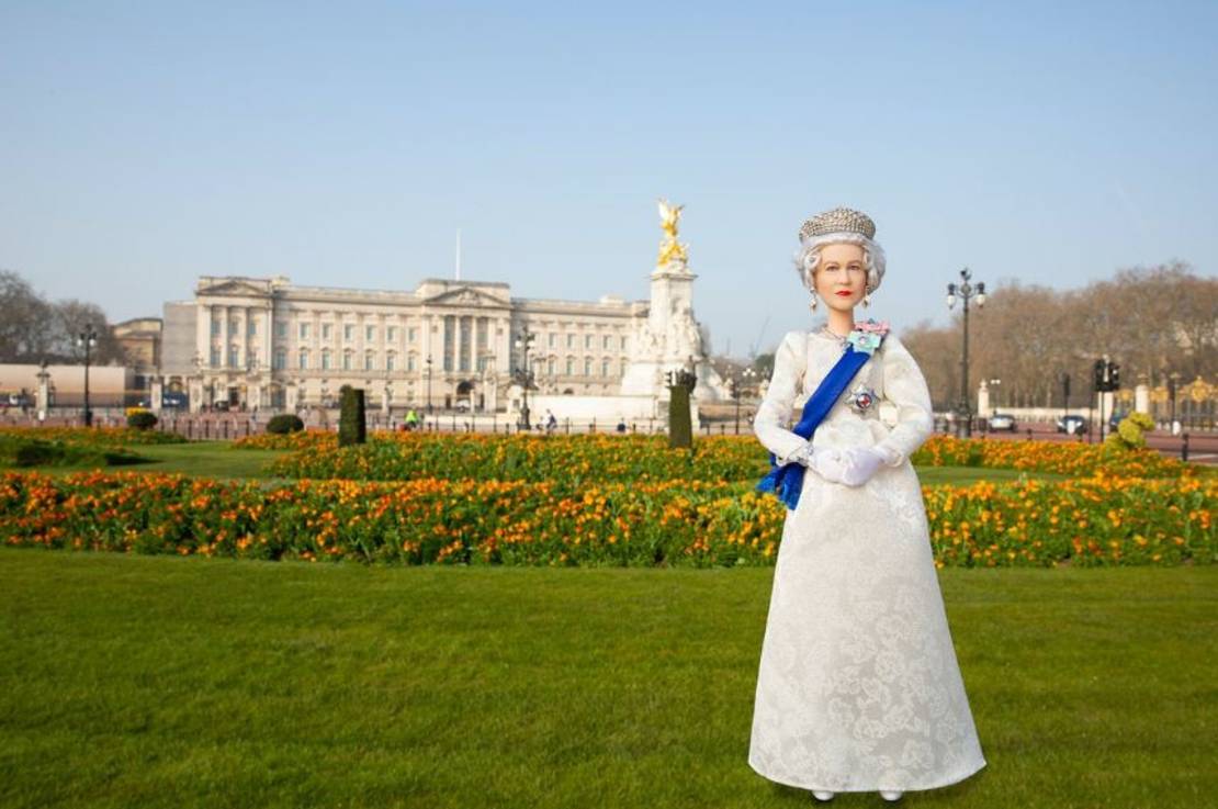 باربي في صورة الملكة إليزابيث