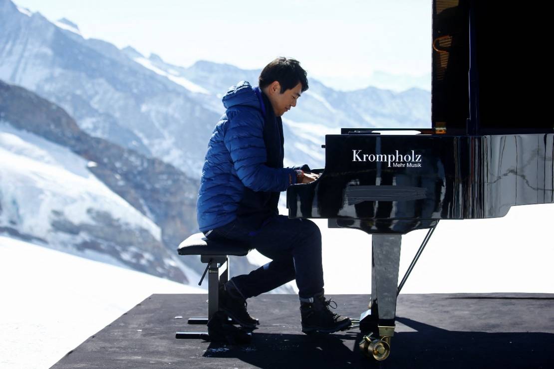 لانغ لانغ، يقيم حفلة موسيقية فريدة على قمة جبال الألب 