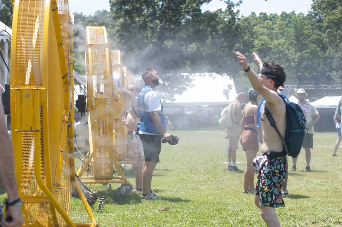 شاهد كيف يواجه الأوروبيون الأمريكيون الموجة الحارة 