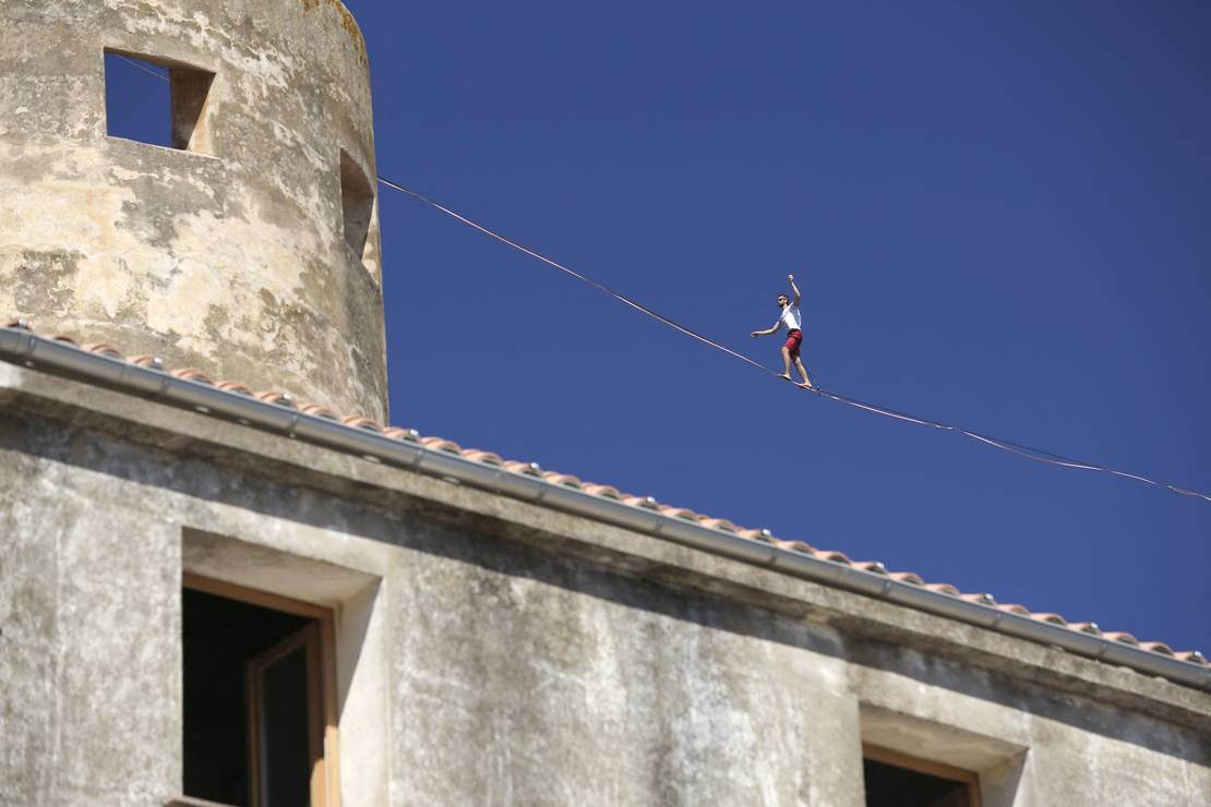 المغامر الفرنسي ناثان بولين يحبس الأنفاس بالمشي على حبل مشدود فوق ميناء بونيفاسيو.