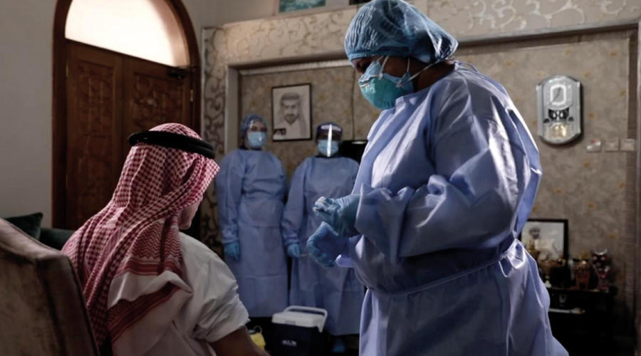 تطعيم كبار السن من الانفلونزا في منازلهم بالشارقة