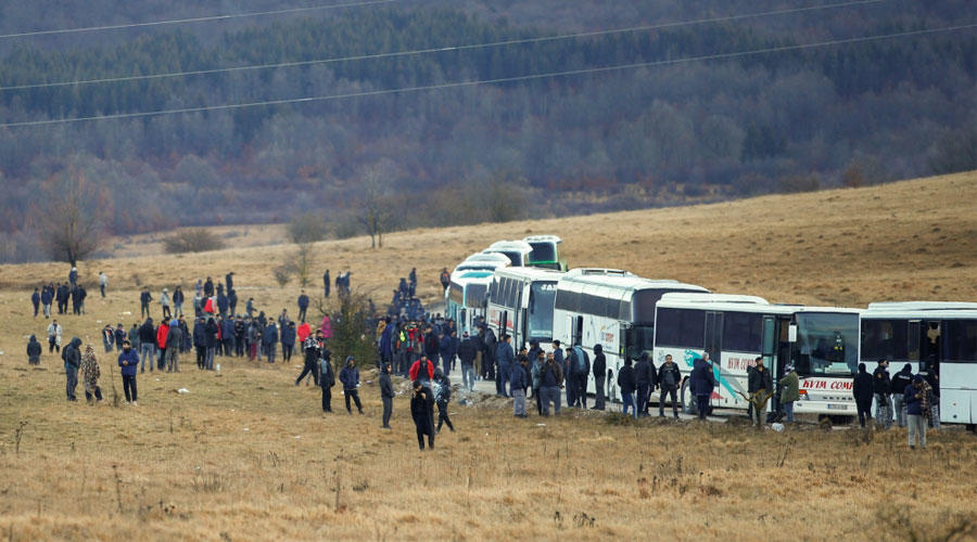 البوسنة: المهاجرون يغادرون معسكرهم المحترق في رحلة إلى المجهول