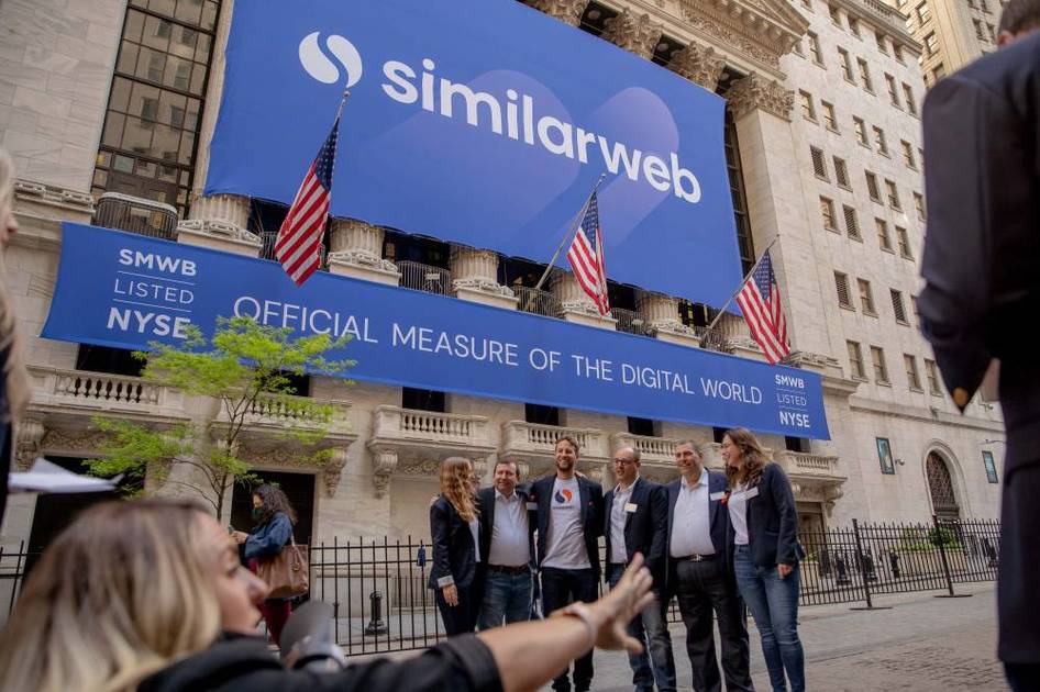 «داو جونز» يرتفع 300 نقطة و«ناسداك» يقفز 2% image