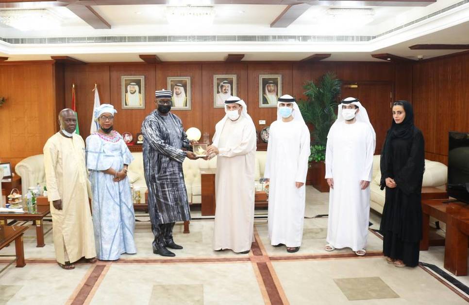 «غرفة عجمان» تبحث تطوير العلاقات التجارية مع سيراليون صحيفة الخليج