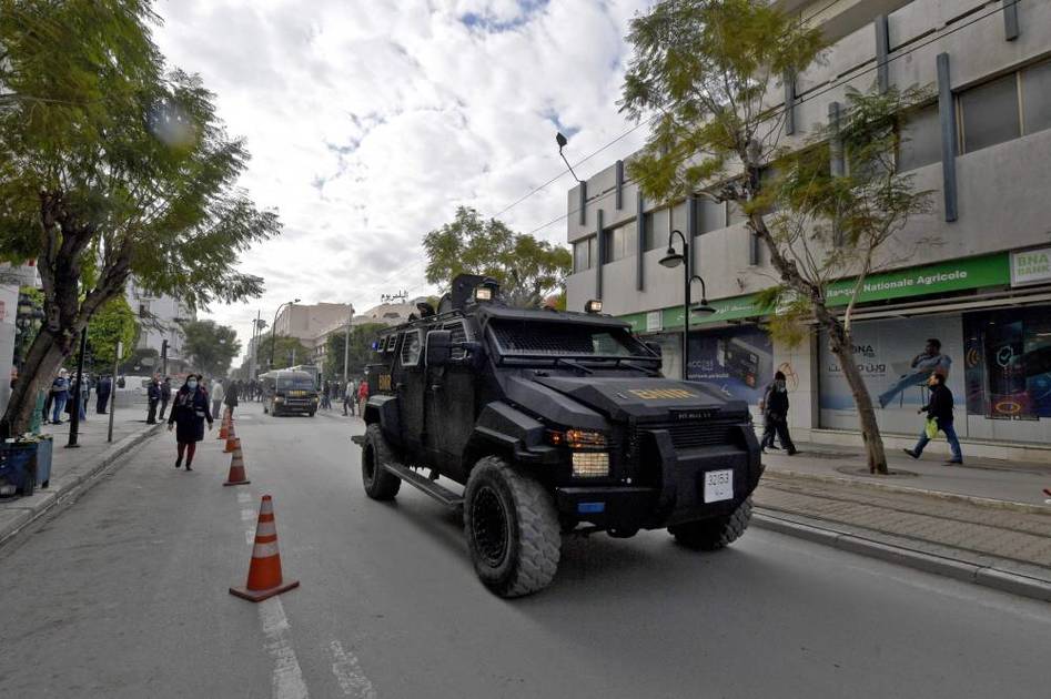 تونس.. الحكم بإعدام 9 إرهابيين أدينوا بقتل جندي في الجيش | صحيفة الخليج تونس.. الحكم بإعدام 9 إرهابيين أدينوا بقتل جندي في الجيش | صحيفة الخليج