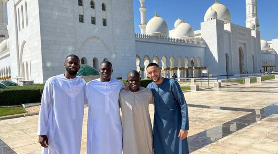 لاعبو تشيلسي أمام مسجد الشيخ زايد المبارك الجمعة صحيفة الخليج