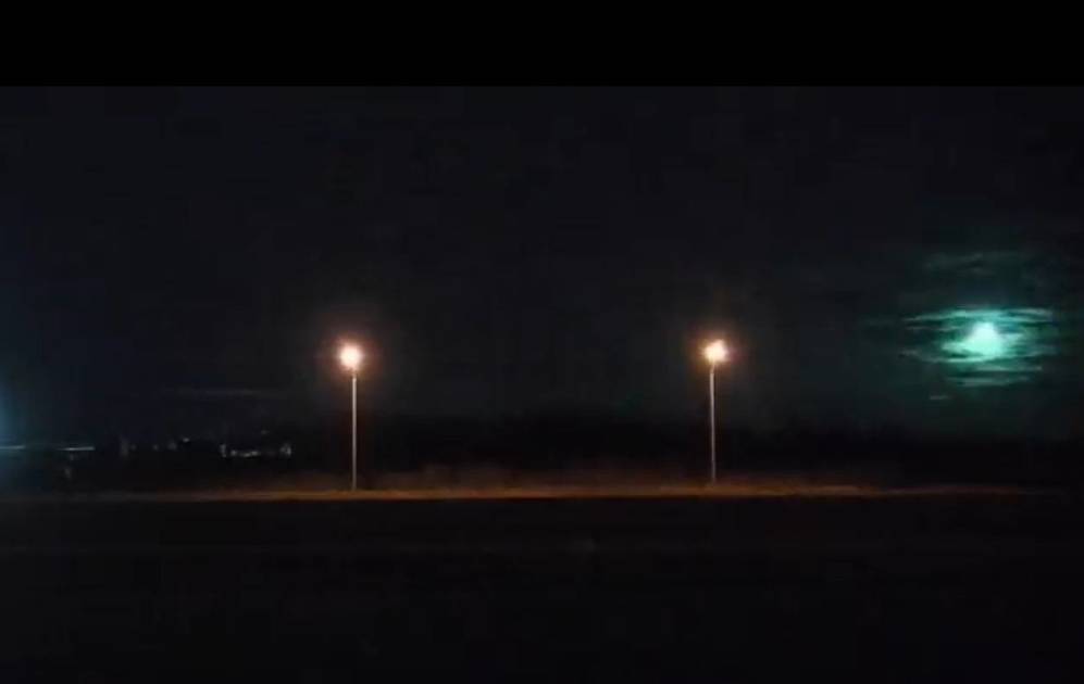 A meteor enters the atmosphere with a green flash Archyde
