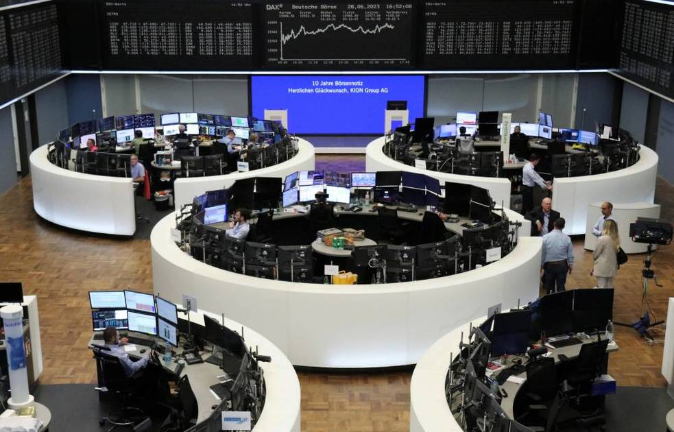 European Stocks Rise on Strong H&M Profits, Central Bank Policy Concerns