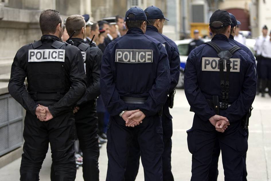 Pour sauver des vies.  La France autorise la police à espionner les téléphones