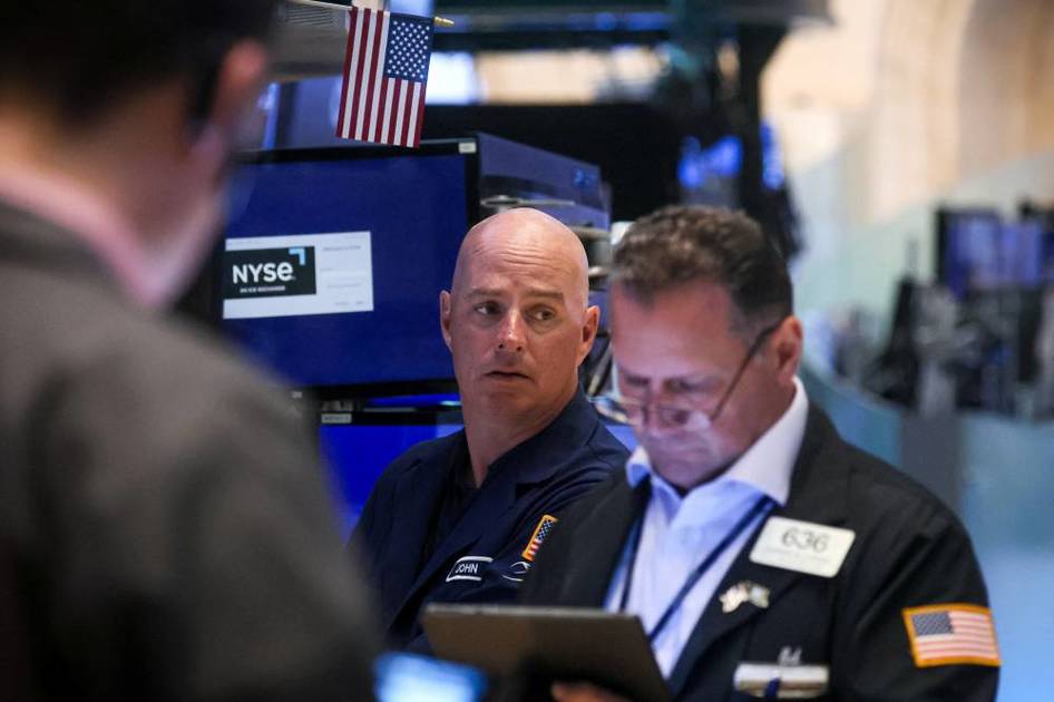 Wall Street remains under pressure after disappointing jobs report