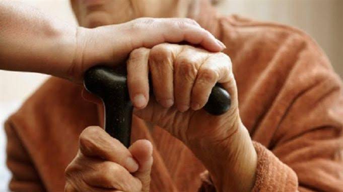 صورة تعبر عن العناية بكبار السن