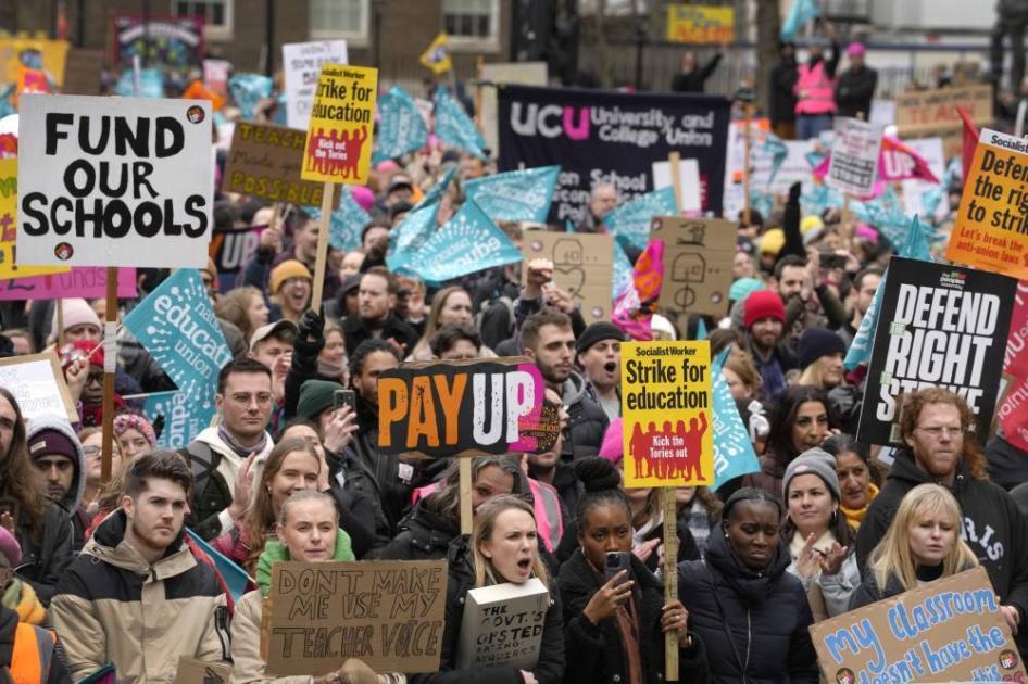 British unions pledge to confront the minimum service law  Al Khaleej newspaper