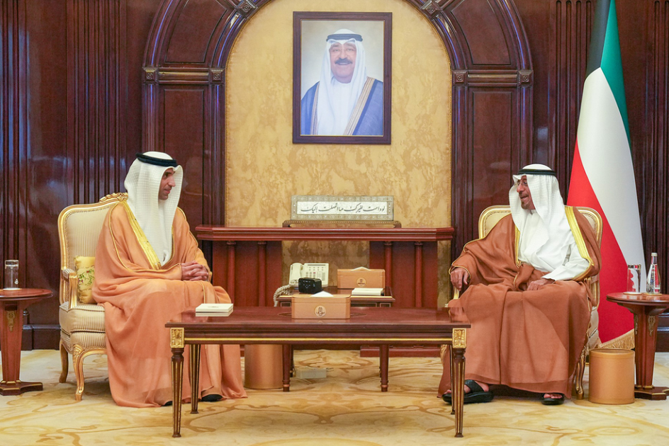 The Kuwaiti Prime Minister discusses with Thani Al-Zeyoudi the improvement of trade relations
