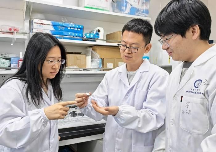 مشلول يتحكم في روبوتات بإشارات الدماغ #صحيفة_الخليج 