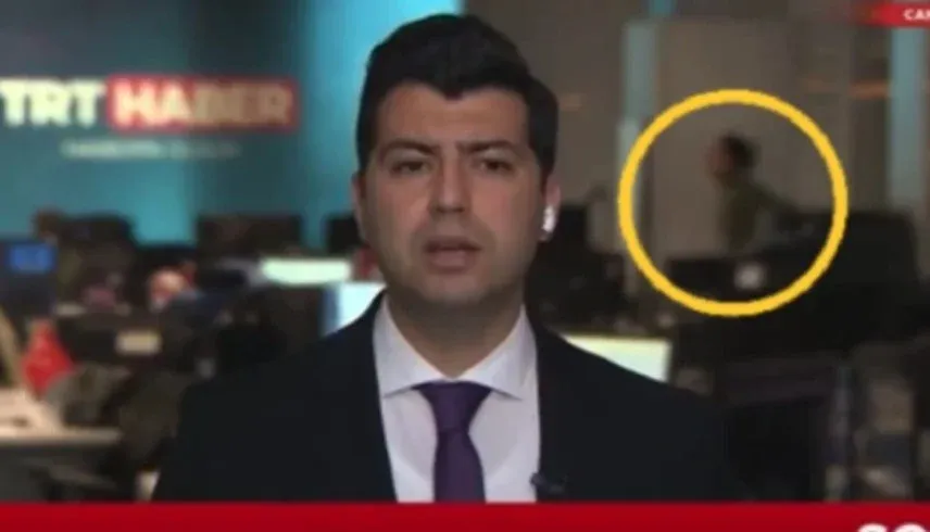 قناة تركية تقطع البث بعد صراخ موظفة خلف المذيع #صحيفة_الخليج 