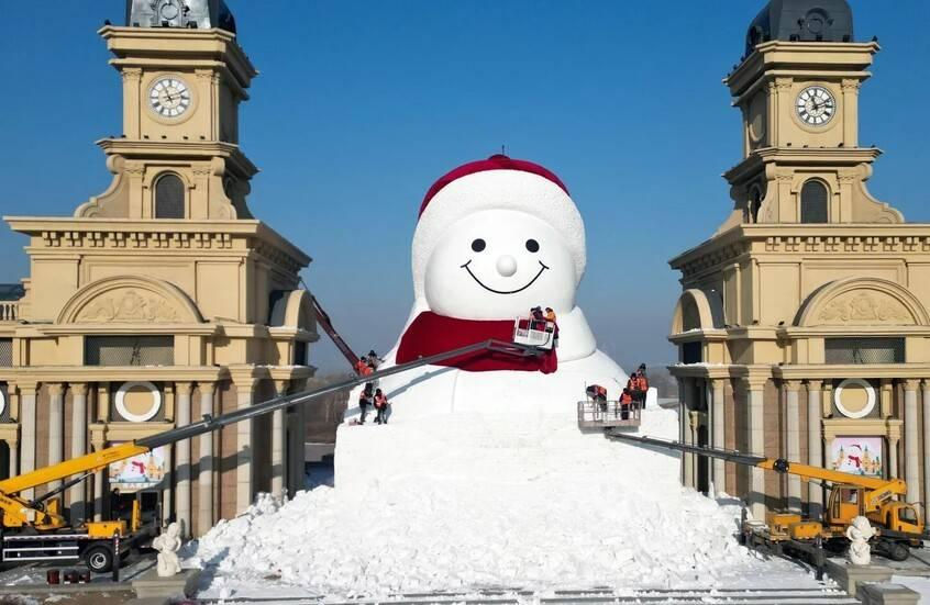 رجل ثلج صيني بارتفاع 6 طوابق #صحيفة_الخليج 