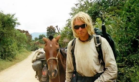 بريطاني يقترب من إنهاء 27 عاماً سيراً على الأقدام #صحيفة_الخليج 