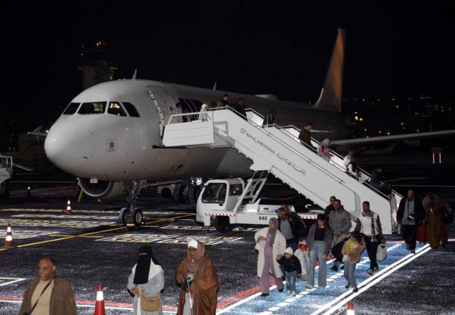 سياحة وسفر – مطار عمان يستقبل أول طائرة بعد إعادة تشغيله