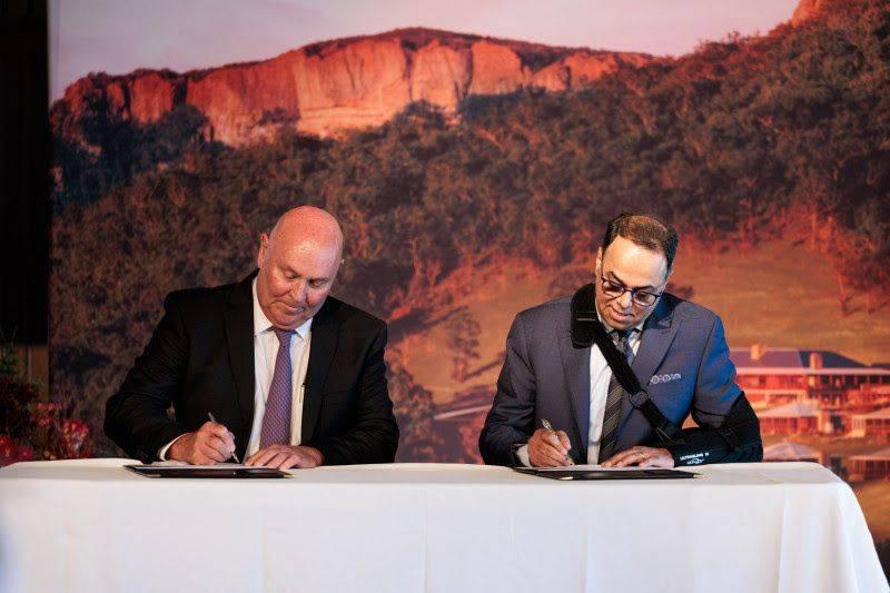 سياحة وسفر – «الإمارات» و«ماريوت» العالمية تفتتحان أول فندق «الريتز كارلتون لودج» في العالم