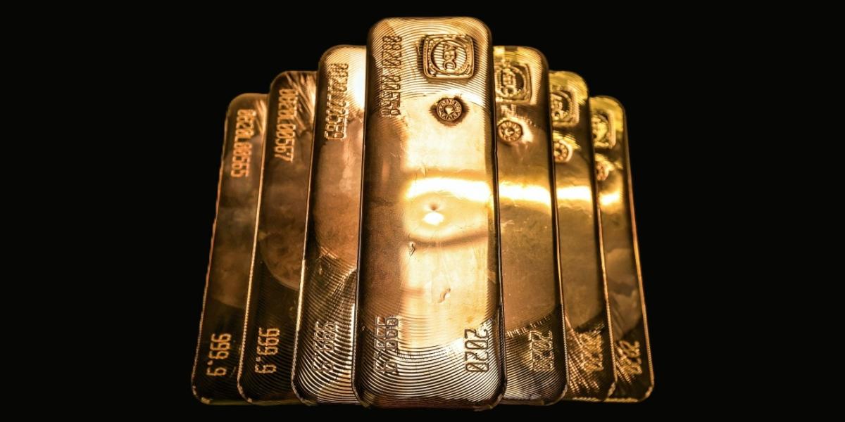 الذهب يواصل التقلّب على حافة الـ 5000 دولار