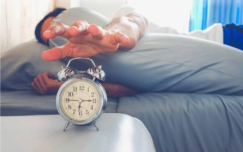 سر الـ90 دقيقة الإضافية.. كيف تتدرب على تخزين النوم دون كسر ساعتك البيولوجية؟ #صحيفة_الخليج 