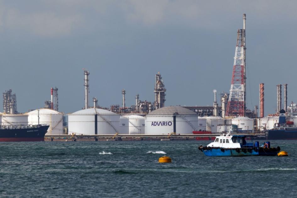 النفط يهبط مجدداً في بداية تعاملات الأسبوع.. وبرنت عند 67 دولاراً للبرميل