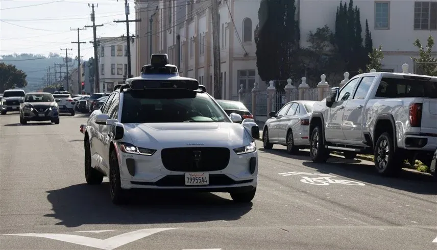 سيارة ذكية تتوقف بزمن قياسي وتنقذ طفلاً #صحيفة_الخليج 