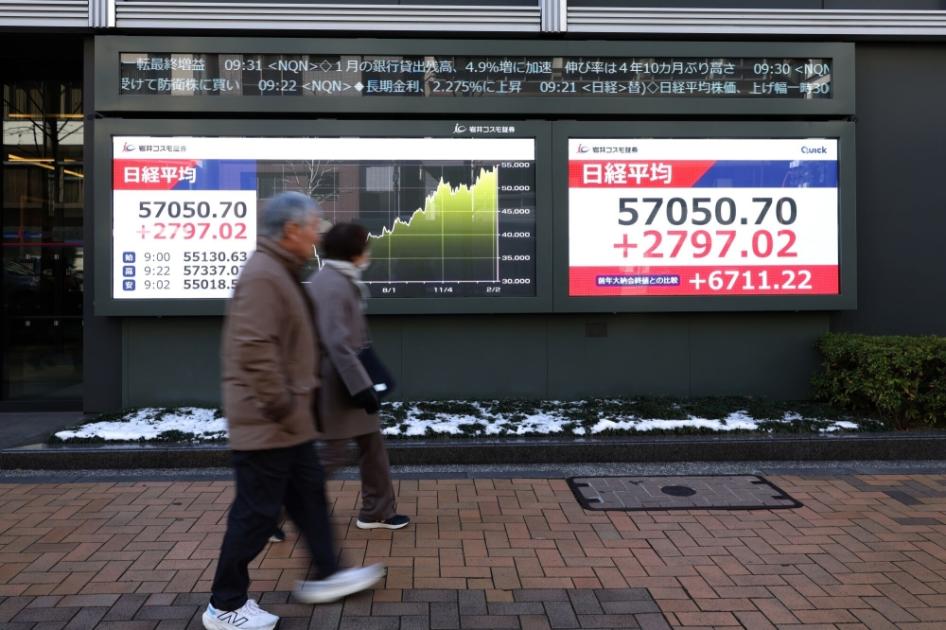 نيكاي الياباني يحتفل بفوز تاكايتشي ويحلق فوق 57 ألف نقطة للمرة الأولى