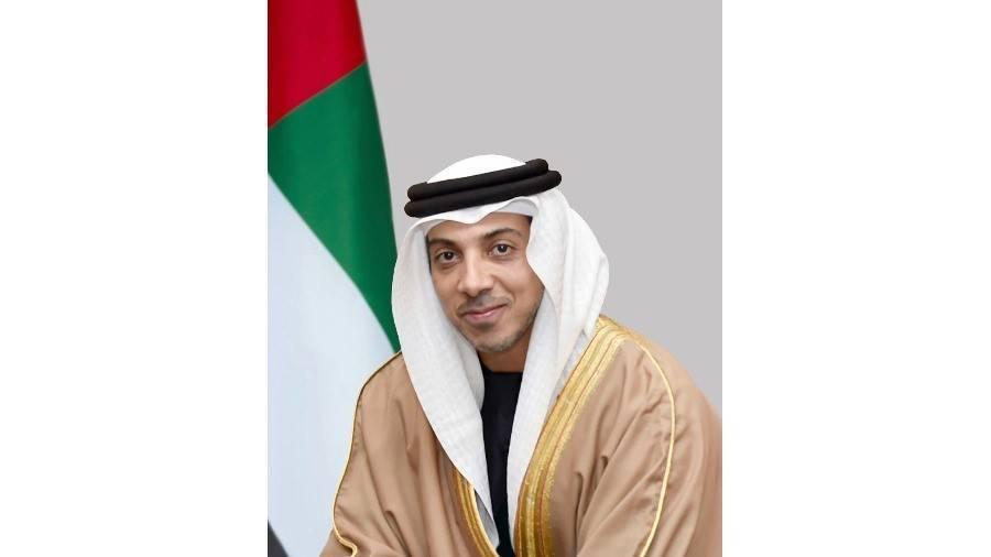 عاجل | منصور بن زايد في رائعة شعرية مهداة إلى محمد بن زايد: عزّنا محمد ذرانا عسى عمره مديد #صحيفة_الخليج 