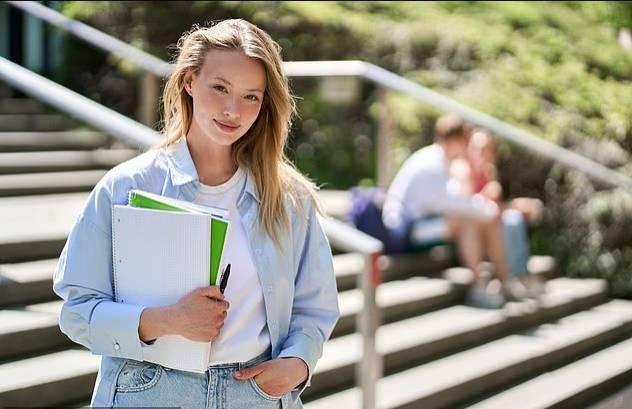 أخبار منوعة – غالبية الطلاب البريطانيين يستخدمون الذكاء الاصطناعي صحيفة الخليج