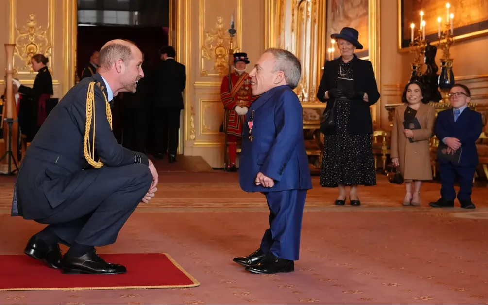 الأمير ويليام يُقلد «وارويك ديفيس» وسام الإمبراطورية #صحيفة_الخليج 