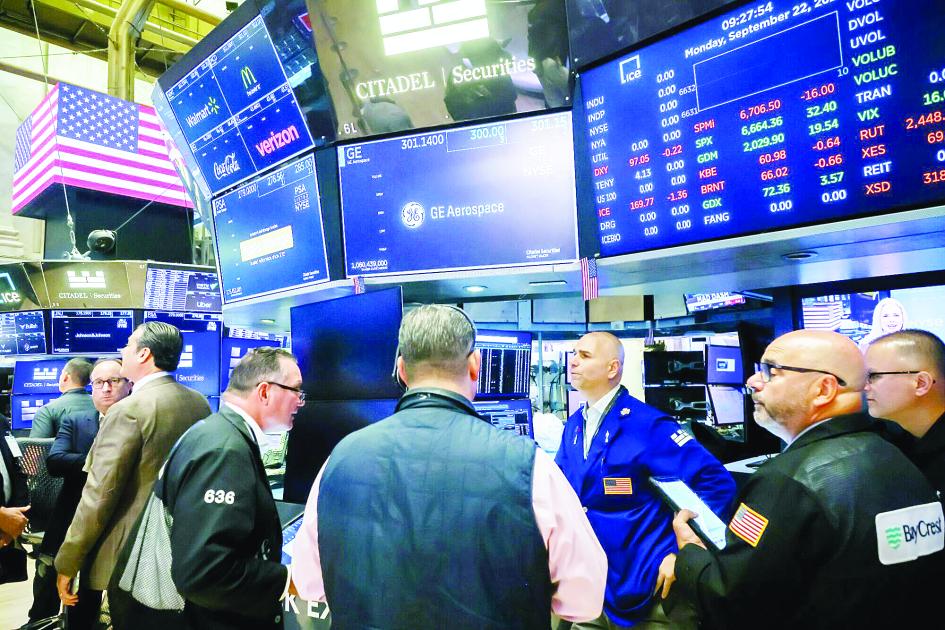 وول ستريت تتراجع في بداية تعاملات الخميس