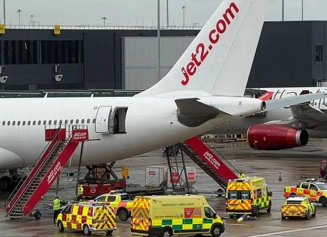 رياح قوية تقذف مهندساً من باب طائرة #صحيفة_الخليج 