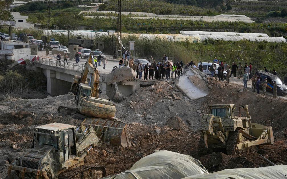 عودة النازحين إلى جنوب لبنان عبر جسر القاسمية المدمّر مع دخول الهدنة حيّز التنفيذ