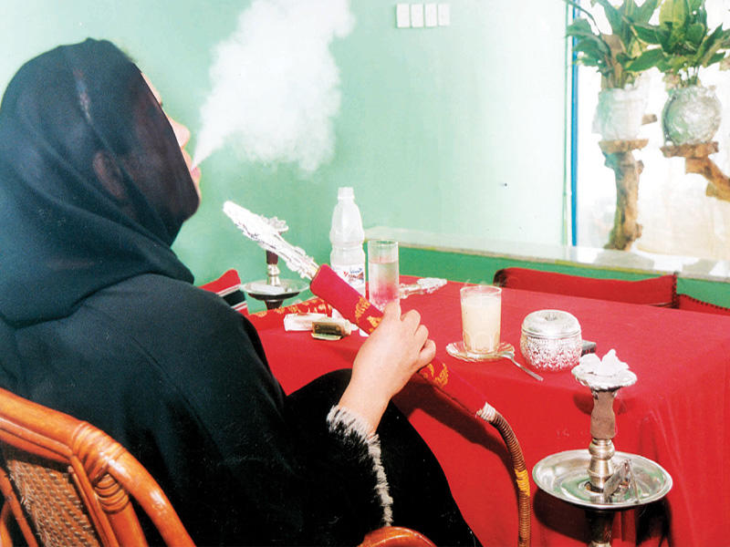 الشيشة” . . آفة تزحف نحو النساء | صحيفة الخليج