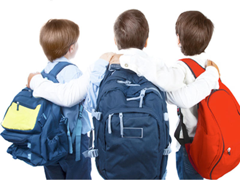 الحقيبة المدرسية ينوء بحملها الصغار | صحيفة الخليج