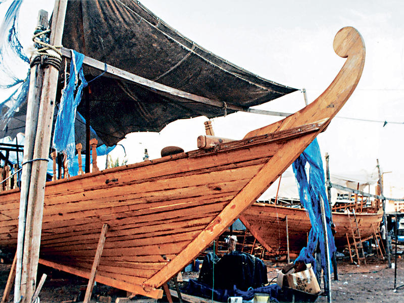 صناعة السفن الخشبية . . مهنة الماضي العريق | صحيفة الخليج