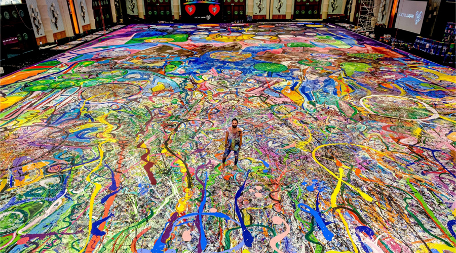 فنان بريطاني يسعى من دبي لإنجاز أكبر لوحة فنية