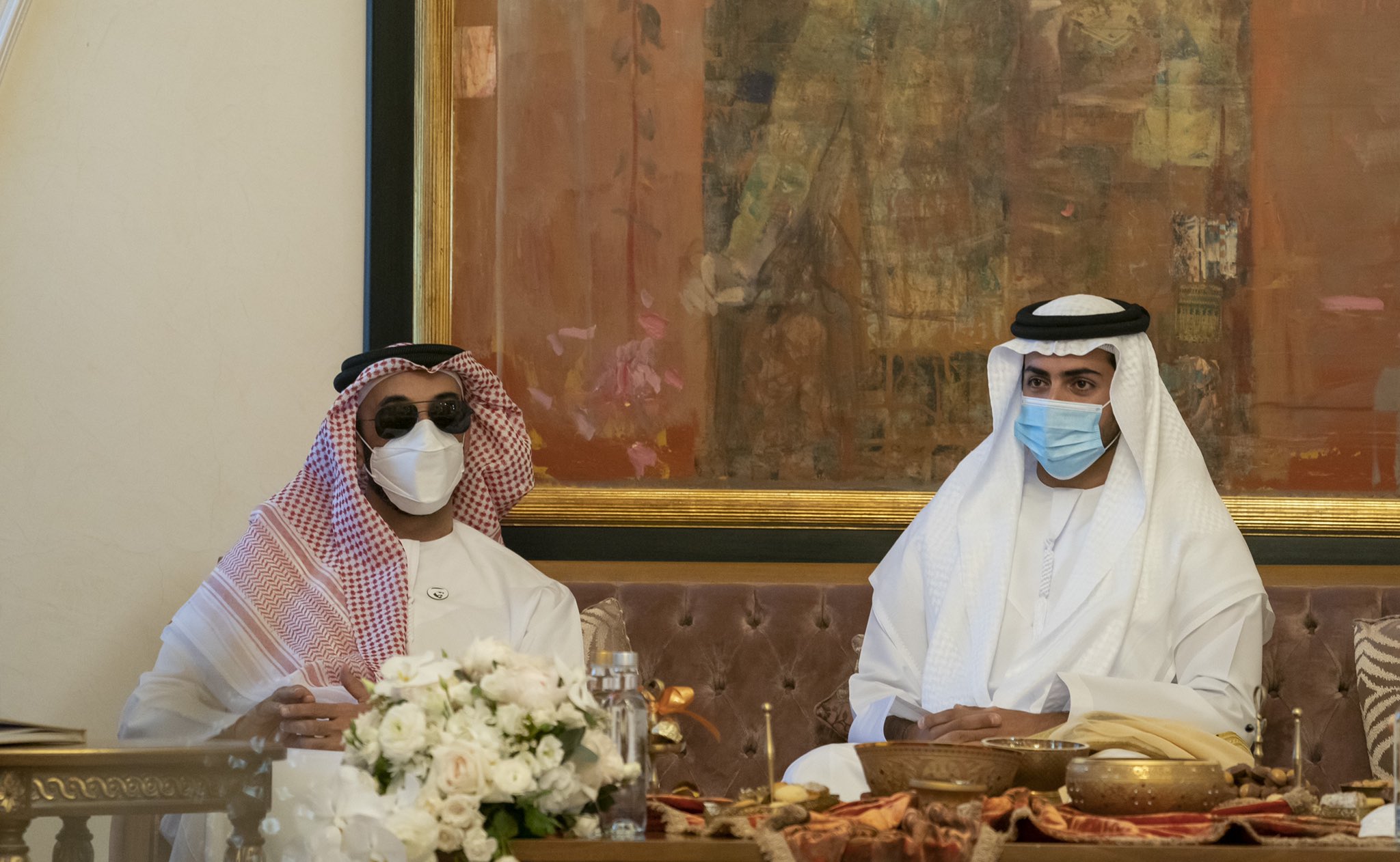 محمد بن زايد يبارك زواج محمد بن سلطان بن خليفة بـ «التواصل المرئي»