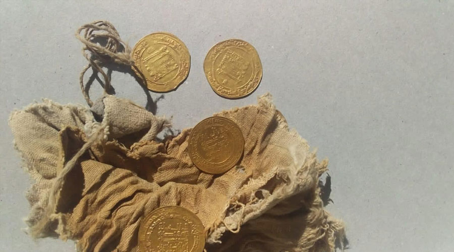 اكتشاف عملات نادرة من العصر العباسي في الفيوم