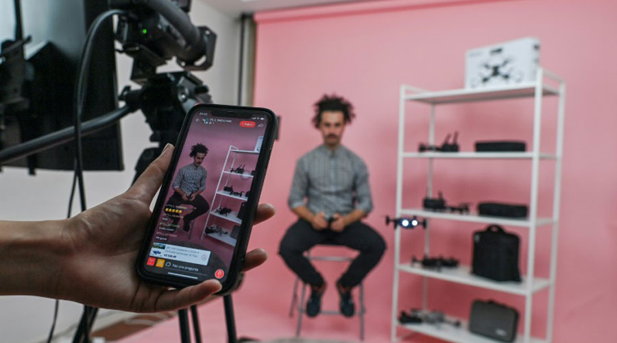 مؤثرون أجانب لترويج المنتجات الصينية «أونلاين»